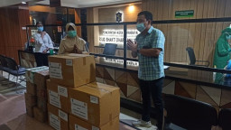 Bantu Tim Medis RSUD BDH, Kartar Surabaya Bagikan Ratusan APD dan Sinom
