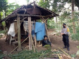 Polres Blitar Bangun Rumah Warga yang Tak Layak Huni