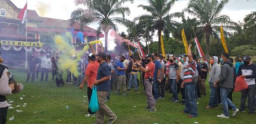 Ratusan  Pendukung Cabup, Bentrok dengan Pasukan Dalmas