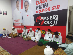 Relawan Gus Eri Cahyadi Gelar Tasyakuran di Posko Pemenangan