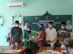 Ratna Juwita Serahkan BOP ke-27 Lembaga