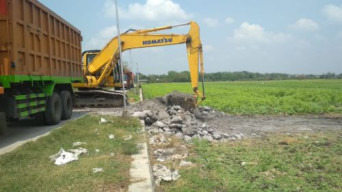 Tumpukan Limbah B3 di Sumobito Jombang Dikeruk