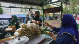 GPK Jombang Bagi Masker dan Vitamin ke PKL