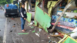 Pengemudi Kurang Konsentrasi, Mobil Seruduk 2 Motor dan Warung