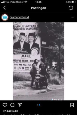 Viral, Sepasang Kekasih Ribut hingga Salfok Baliho Maju