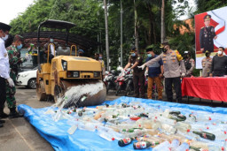 Jelang Akhir Tahun, Polres Gresik Musnahkan Miras dan Knalpot Brong