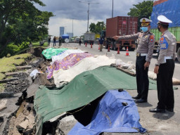 Polisi Kordinasi Tim Ahli Dan Jasa Marga, Amblesnya Tanah Di Tol KM 06+200