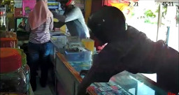 Terekam CCTV, Pencuri di Dua Konter Ponsel Diburu Polisi