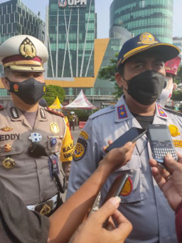Petugas Beri Stiker Khusus Untuk Mudahkan Identifikasi Keluar Masuk