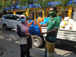 Smamda Bagikan 238 Sembako dan Parcel Lebaran ke Warga