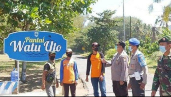 Polsek Ambulu Pasang Himbauan Tutup  di Pantai Wisata Watu Ulo