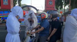 Polres Blitar Kota Sosialisasi Bahaya Covid 19 Pakai Pocong