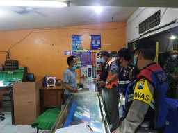 Tegas! Tiga Pilar Kecamatan Benowo Beri Sanksi Pelanggar PPKM Darurat