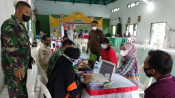 Ribuan Warga Lamongan Rela Antri Ikuti Vaksin di Kodim 0812