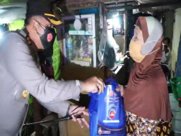 Polres Blitar Kota Salurkan Sembako pada PKL dan Pedagang di Tepi Jalan Raya