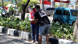 Belasan Komunitas di Surabaya Bagikan Daging Kurban ke Pekerja Jalanan