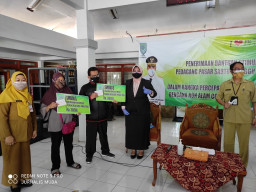 Melalui DKUPP, Pemkot Probolinggo Salurkan Bantuan Kepada Ratusan Pedagang Pasar Tugu