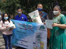 PT Megasurya Mas Bagikan 7 Ribu Paket Sembako Warga Dua Desa