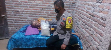 Dengar Warganya Sakit, Bhabinkamtibmas Gunung Putri Antar Vitamin dan Sembako