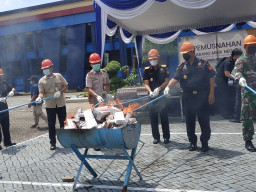 Bea Cukai Juanda Musnahkan 84 HP Iphone dan Jutaan Rokok Ilegal