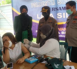 Gandeng Polresta Sidoarjo, Penyanyi Lara Silvy Gelar Vaksinasi 200 Dosis 1 dan 2