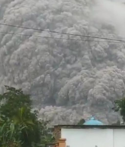 Gunung Semeru Meletus, Warga Panik dan Berlarian