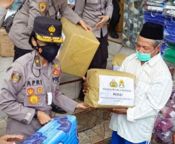 Peduli Korban Erupsi Semeru, Polwan RI Salurkan Bansos dan Gelar Trauma Healing