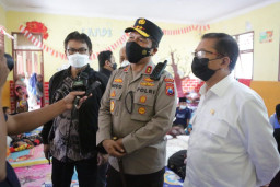 Komisi lll DPR RI Berikan Bansos di Tempat Pengungsian