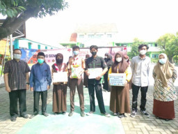 SMP, SMA Avisena Jabon Sidoarjo Serahkan Langsung Bantuan untuk Korban Erupsi Semeru