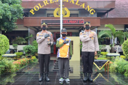 Kapolres Malang Berikan Penghargaan kepada Pak Yit, Penjaga Perlintasan KA Kuncoro