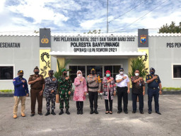 Polresta Banyuwangi Bawa Suasana Mapolresta di Pos Pelayanan Nataru ASDP Ketapang