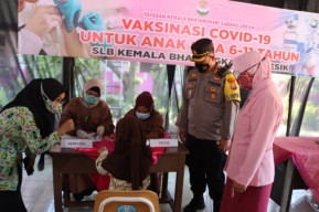Polres Gresik Gelar Vaksinasi Murid SLB Kemala Bhayangkari
