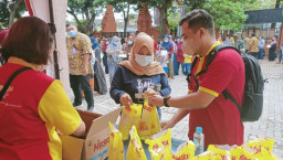 Diserbu Emak-emak, Ribuan Liter Minyak Goreng Murah Ludes Terjual