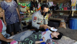Trenyuh, Pak Bhabin Polres Pacitan Bripka Latip Utomo Bantu Kasur Disabilitas Penyakit Saraf Otak