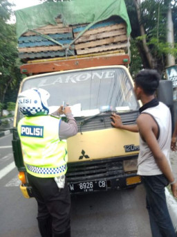 Antisipasi Kecelakaan, Satlantas Polres Gresik Tilang Belasan Truk Odol
