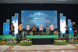 Peringatan Hari Jadi Kabupaten Sidoarjo ke-163, Kapolresta Sidoarjo Raih Vaccine Heroes