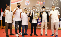 Bupati Gresik Terima Penghargaan Inisiator Olahraga 2022