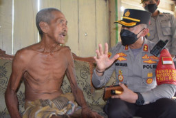 Kapolres Situbondo AKBP Andi Sinjaya Door to Door Edukasi Lansia untuk Divaksin