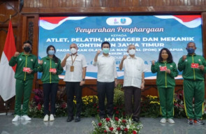 Wagub Emil Beri Penghargaan Peraih Medali PON XX Papua 2021