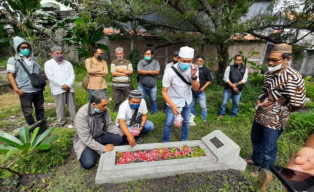 Peringati HPN, KWG Ziarah ke Makam Wartawan Sudah Meninggal