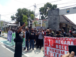 Tuntut Anak Kiai di Jombang Tersangka Pencabulan Ditahan, Masyarakat Geruduk Polres