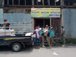 Satpol PP Surabaya Turun Langsung Bantu Pedagang Pasar Turi Pindahan