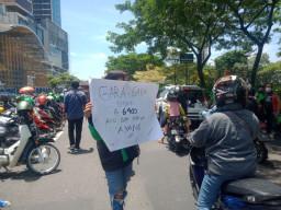 Ribuan Massa Ojol Kepung Dishub Jatim sambil Makan Siang Bareng