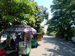 Ramadhan  Segera Tiba,  Pedagang PKL Berdatangan di Area Masjid Al-Akbar Surabaya