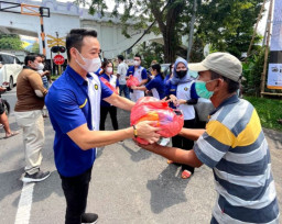 Sambut Ramadan, PT Midtou Aryacom Futures Bagi Paket Sembako ke Warga tak Mampu