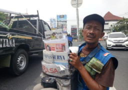 Di Era Digital, Penyandang Tuna Daksa ini Bertahan Jual Koran di Perempatan Jalan
