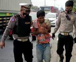 Sambil Gendong Boneka, Sugeng Coba Melompat  dari Atas Billboard Viaduk Tol Satelit Sukomanunggal Surabaya