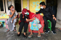 Door to Door, Walikota Ning Ita Bagikan Bansos Tunai bagi Lansia Kurang Mampu