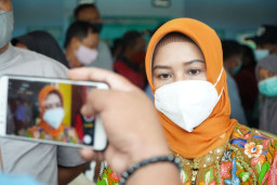 Walikota Ning Ita Bagikan Bingkisan Lebaran Untuk RT, RW dan LPM se Kota Mojokerto