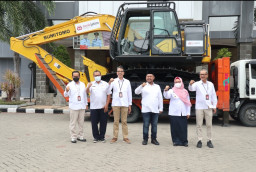 Serahkan Excavator Untuk Pemkab Gresik, Bank Jatim Bantu Percepatan Revitalisasi Kali Lamong
